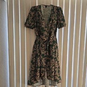 Dazy Elegant Green and Beige Floral Wrap Dress Size Small